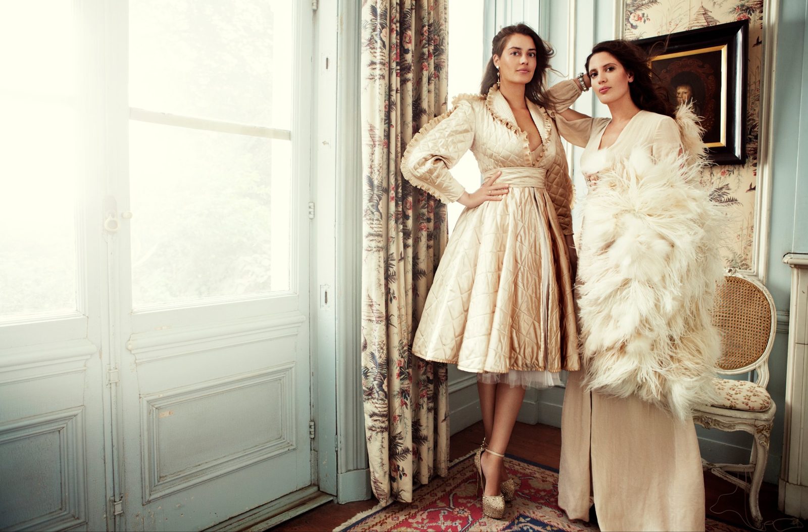 Kim Triesscheijn (links) met filmmaker Sacha Polak in een fotoshoot voor Generation Glamour